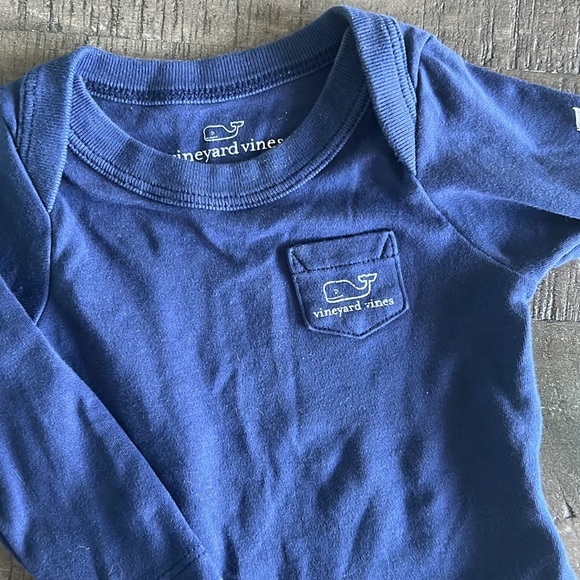 Vineyard Vines Longsleeve Navy Whale Logo Onesie - Picture 3 of 6